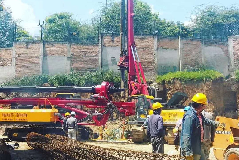 兩臺旋挖鉆機四川盆地施工